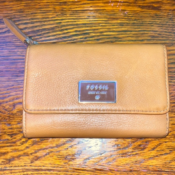 Leather Fossil Wallet camel color zipper back pouch - Picture 1 of 4